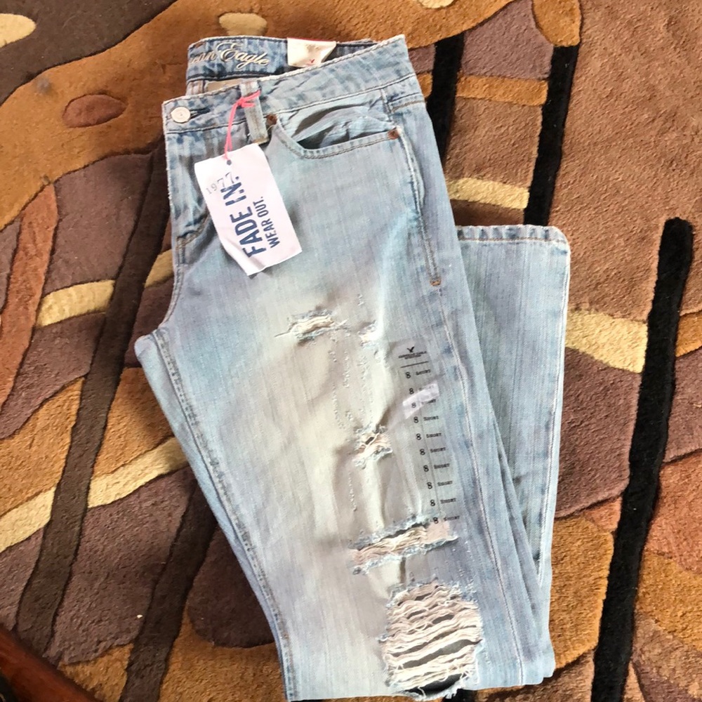 American Eagle 🦅 Low waisted True Boot Jeans destroyed look size 8 short Woman’s